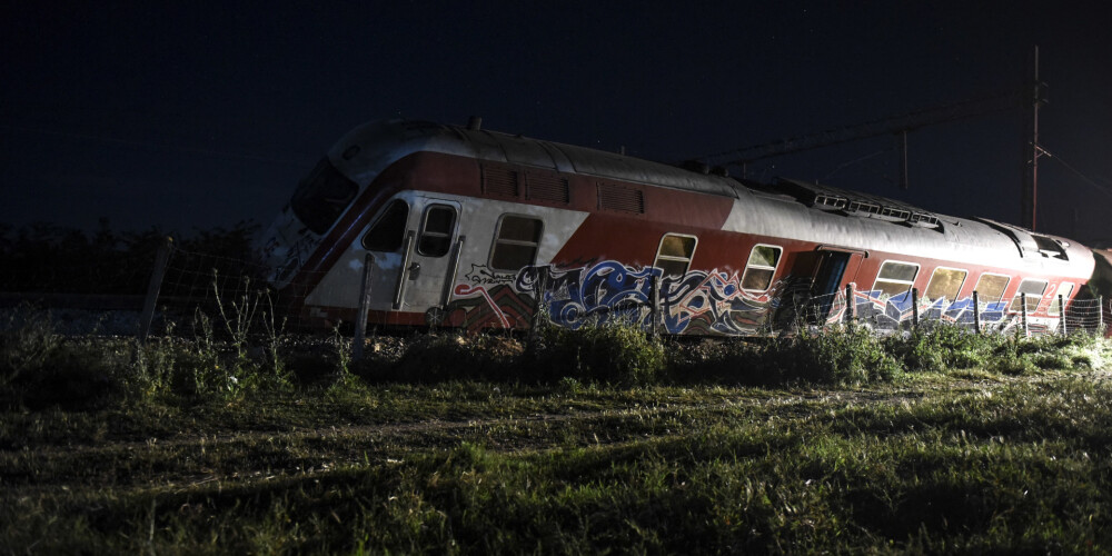 Grieķijā no sliedēm nobrauc pasažieru vilciens; vairāki bojāgājušie
