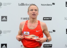 Latvijas labākais garo distanču skrējējs Valērijs Žolnerovičs pēc 42,195 kilometru garās maratona distances finiša "Lattelecom" Rīgas maratonā 2015. gadā.