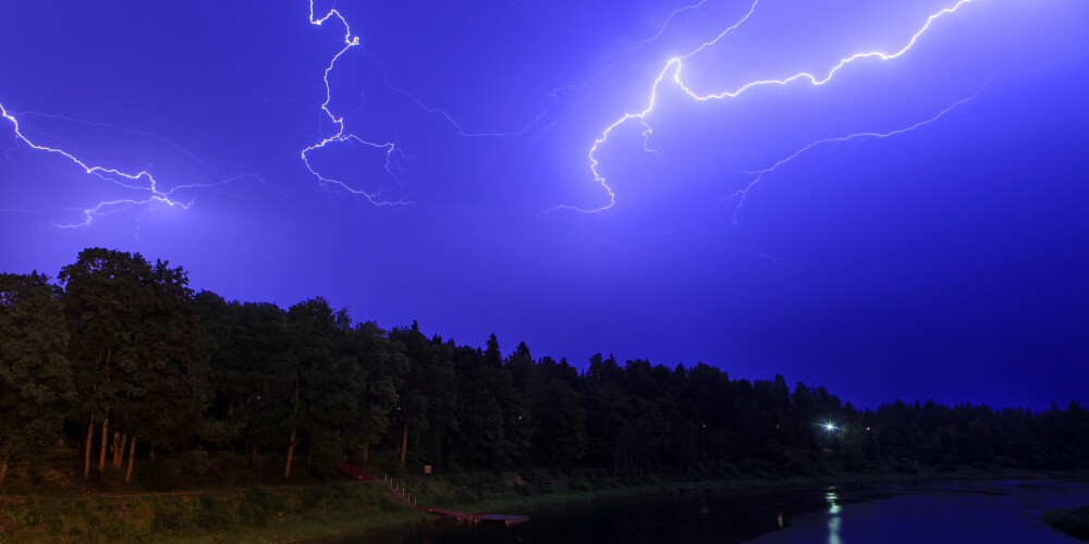 Pirmdien daudzviet Latvijā gaidāmas lietusgāzes un pat pērkona negaiss