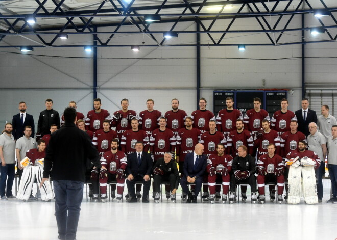 Latvijas hokeja izlases oficiālā fotografēšanās treniņu hallē pasaules čempionātā hokejā Ķelnē.