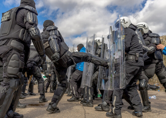 Rīgas pašvaldības policija treniņā mācās savaldīt nemierus