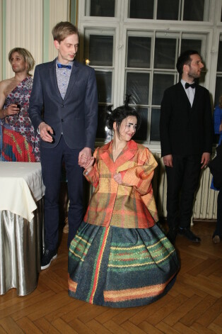 Pēc pirmizrādes nospēlēšanas, turoties pie rokas jauniestudējuma režisoram Elmāram Seņkovam, Trīnes lomas atveidotāja Dita Lūriņa-Egliena turpināja iejusties skatuves tēlā arī pēc priekškara aizvēršanās un gaitenī iznāca uz ceļiem.