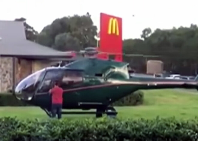 Pilots nosēdina helikopteru līdzās Makdonaldam, lai ieskrietu pēc pārtikas