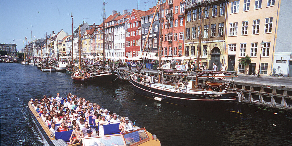 Dānija (dāņu: Danmark), oficiāli Dānijas Karaliste (Kongeriget Danmark), ir valsts Ziemeļeiropā. To apskalo Baltijas jūra austrumos un Ziemeļjūra rietumos, kā arī robežojas ar Vāciju dienvidos, bet ziemeļos tai ir jūras robeža ar Zviedriju. Dānijas kopējā platība ir 43 094 km² un tā ir divdesmit otrā lielākā Eiropas Savienības dalībvalsts. Dānijas klimatu ietekmē mērenās joslas klimats. Dānijai pieder arī Fēru salas Atlantijas okeānā un Grenlande. Visu valsts teritoriju lielākoties aizņem plaši līdzenumi. Lielāko daļu jeb 62% no valsts teritorijas aizņem lauksaimniecībā izmantotās zemes. Kopumā Dānijā ietilpst apmēram 443 salas un tās kopējais piekrastes garums ir 7314 kilometri. Lielākās Dānijas salas ir Zēlande, Fīna, Lolanna un Bornholma. Dānija ar 5,65 miljoniem iedzīvotāju ir septiņpadsmitā lielākā Eiropas Savienības dalībvalsts.