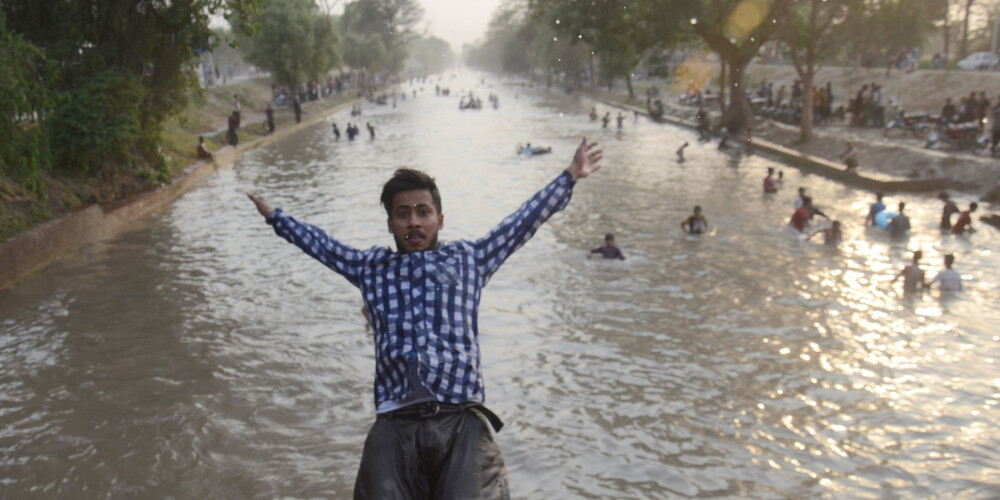Pakistāna, oficiālais nosaukums Pakistānas Islāma Republika, ir valsts Dienvidāzijā. Tā robežojas ar Irānu, Afganistānu, Ķīnu un Indiju. Pakistānas dienvidus apskalo Arābijas jūra, kas ir viena no Indijas okeāna jūrām. Pakistānas valsts ir izveidota 1947. gadā. Pirms tam tā bija Britu Indijas daļa, kuru pārsvarā apdzīvoja musulmaņi. Lielākā daļa no pārējās Britu Indijas, kuru apdzīvoja hinduisti un citu reliģiju pārstāvji, bija pamats Indijas valstij. Mūsdienās joprojām Pakistānai ar Indiju ir konflikts par musulmaņu apdzīvoto Kašmīru. 1956. gadā Pakistāna tika proklamēta par pirmo islāma republiku pasaulē. 1971. gadā Pakistānas daļa- Austrumpakistāna, ieguva neatkarību un tika nosaukta par Bangladešu.