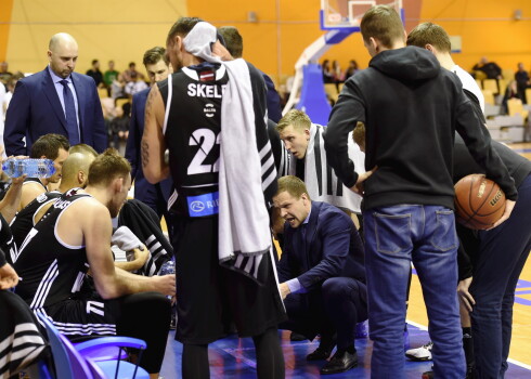 "VEF Rīga" spēlētāji un galvenais treneris Jānis Gailītis VTB Vienotās līgas spēlē basketbolā "Elektrum" Olimpiskajā centrā.