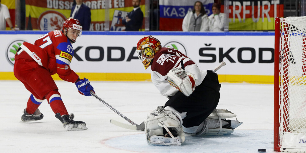 Latvijas hokeja izlase trešajā periodā ielaiž piektos vārtus mačā ar Krieviju