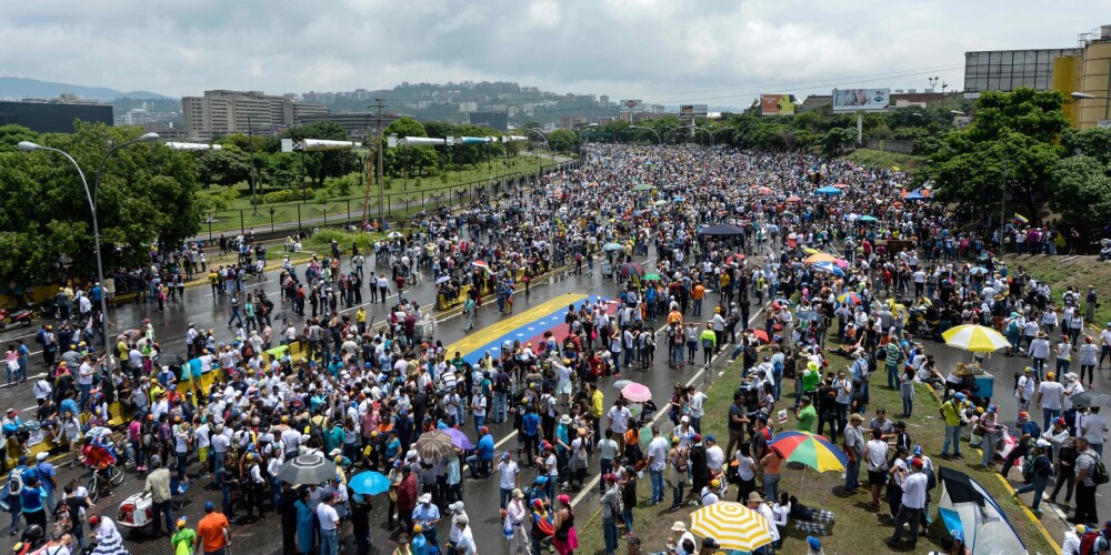 Venecuēlā septīto nedēļu turpinās protesti pret valdību