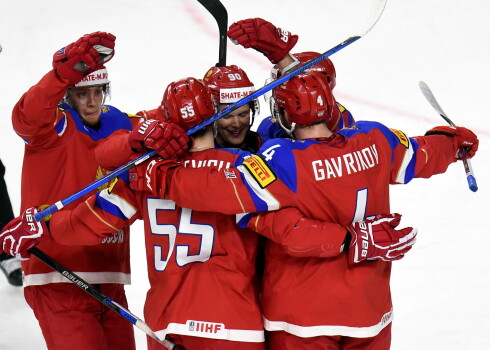Tiesneši piepalīdz varenajai Krievijas hokeja izlasei sagraut Latviju