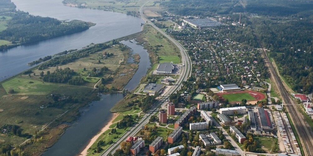 Ogre ir pilsēta Latvijā, Ogres novada administratīvais centrs. Pilsēta izvietojusies Daugavas labajā krastā 36 km no Rīgas pie Ogres upes ietekas. Pilsētas platība ir 13,6 km2. 2016. gada 1. janvārī bija 25 380 iedzīvotāji. 65% Ogres iedzīvotāju ir latvieši, 25% ir krievi, 4,2% baltkrievi, 1,9% ukraiņi un 1,8% — poļi.