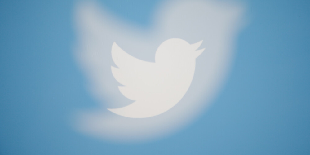 Twitter ir virtuālas saziņas un mikroblogošanas tiešsaistes sociālā tīkla tīmekļa vietne, kurā cilvēki var sūtīt un lasīt savas un citu rakstītas īsas ziņas, kuras sauc par tvītiem (angļu: tweets). To 2006. gadā Sanfrancisko izveidoja amerikāņu programmatūru speciālists Džeks Dorsijs. Tvīts jeb čivinājums, kas sastāv no 140 simboliem, tiek uzskatīts par šī sociālā tīkla veiksmes atslēgu. Kopš izveidošanas Twitter kļuvis populārs un izplatīts visā pasaulē. To dažkārt apraksta kā "interneta SMS".