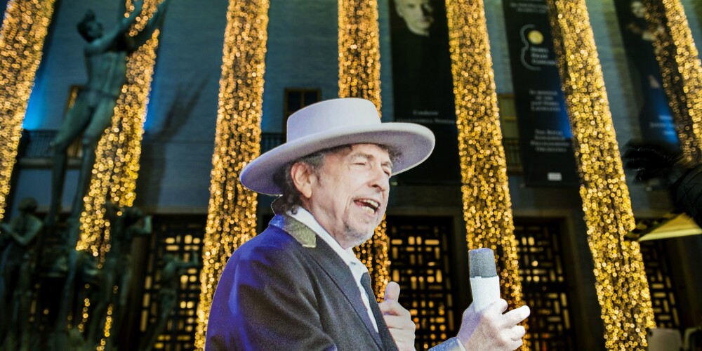 Bobs Dilans (dzimis Roberts Alens Cimermans 1941. gada 24. maijā) ir amerikāņu mūziķis: dziedātājs, dziesmu un tekstu autors. Saņēmis 11 Grammy balvas. Par dziesmu filmai "Brīnumzēni" (Wonder Boys, 2000, dziesma Things Have Changed) ieguvis Amerikas Kinoakadēmijas balvu par labāko dziesmu, kā arī Zelta Globusa balvu. 2008. gadā apbalvots ar Pulicera balvu nominācijā Special Citations par "dziļo ietekmi uz populāro mūziku un Amerikas kultūru ar liriskajām kompozīcijām, kam raksturīgs ārkārtējs poētisks spēks". 2016. gadā saņēmis arī Nobela prēmiju literatūrā.