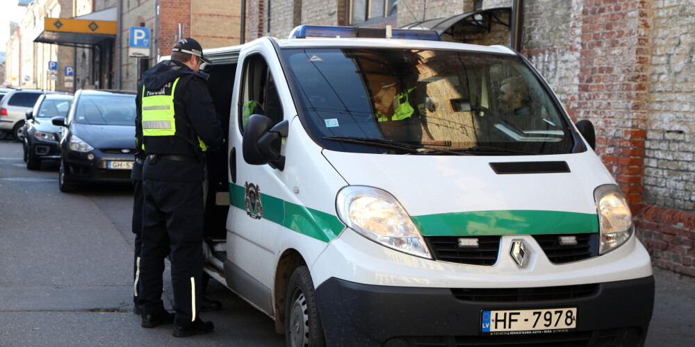 Rīgas pašvaldības policija ir militarizēta, bruņota pašvaldības institūcija sabiedriskas kārtības uzturēšanai un tiesībaizsardzībai, kas atbilstoši LR normatīvajos aktos noteiktajai kompetencei darbojas Rīgas administratīvajā teritorijā. Pašvaldības policija ir Rīgas domes patstāvīga struktūrvienība, kas risinot darba organizācijas jautājumus, sadarbojas ar Valsts policijas iestādēm un citām institūcijām.Tā ir lielākā pašvaldības sabiedriskās kārtības uzturēšanas institūcija Latvijā, ieņemot stabilu vietu citu tiesībsargājošo institūciju sistēmā. Rīgas pašvaldības policija ir vienota kompleksa struktūra, kas sastāv no vadības, sešām teritoriālajām pilsētas pārvaldēm un vairākiem specializētajiem dienestiem. Rīgas pašvaldības policijas izveides un darbības tiesiskais pamats ir LR Satversme, Nacionālās drošības likums, likums "Par policiju", likums "Par pašvaldībām" un citi normatīvie akti.
