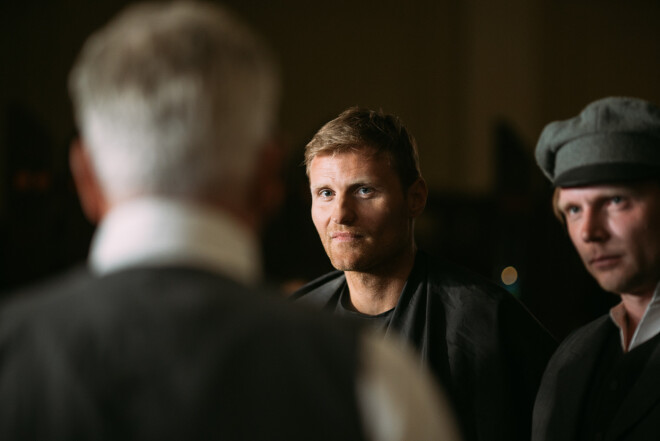 Renāram Zeltiņam filmā ir nozīmīga loma. Viņš attēlos strēlnieku Spilvu.