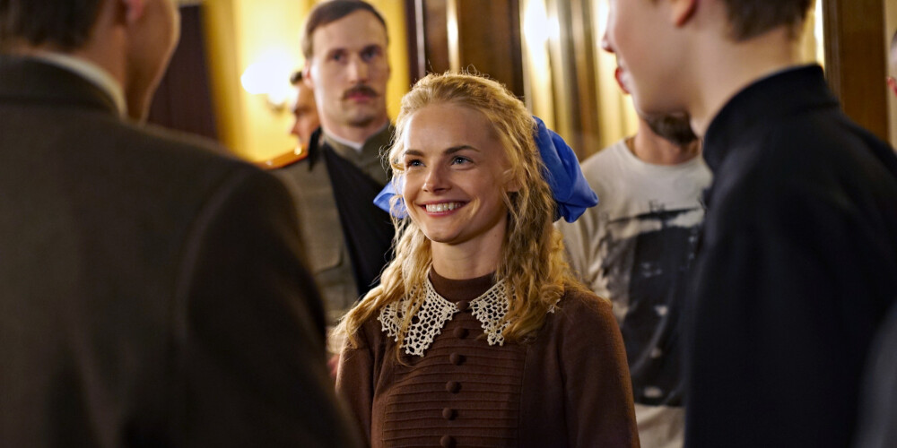 Filmā galvenā varoņa Artūra mīlestību Mirdzu atveido jaunā aktrise Ieva Florence.