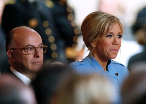 Brigitte Trogneux, (C), wife of French President Emmanuel Macron stands next to Prime Minister Bernard Cazeneuve during her husband's formal inauguration ceremony as French President in the Salle des Fetes of the Elysee presidential Palace on May 14, 2017 in Paris. / AFP PHOTO / POOL / Francois Mori