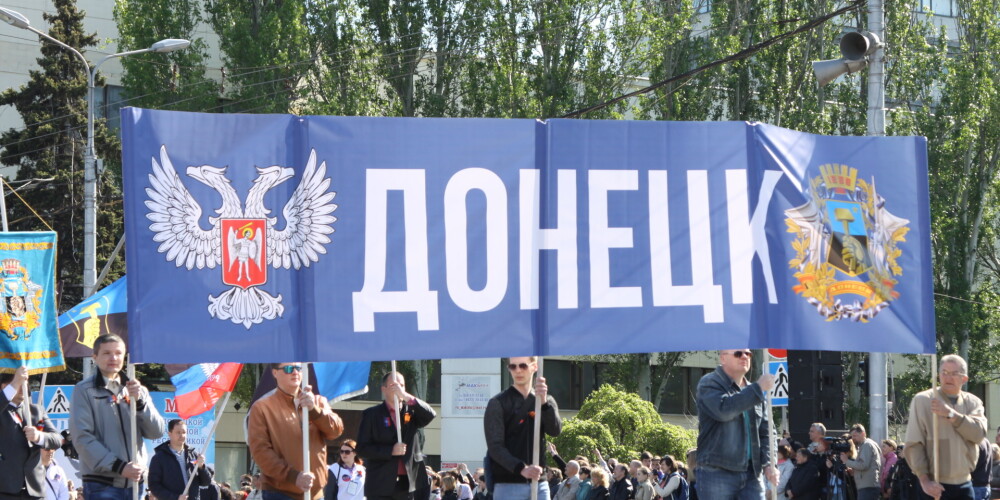 Doņecka ir pilsēta Ukrainas austrumos pie Kaļmiusas upes. Apgabala centrs. Neformālā akmeņogļu ieguves rajona Donbasa galvaspilsēta. Liels rūpniecības centrs. Doņecka ir viens no Ukrainas krievu minoritātes centriem. Kaut arī formāli pilsētas iedzīvotāju lielākā daļa ir ukraiņi, Doņeckā dominē krievu valoda.