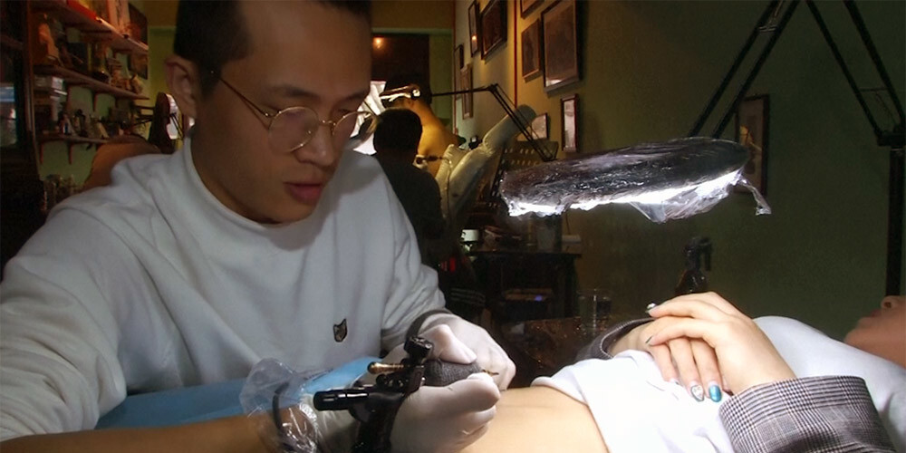 Tetovējumu meistars par brīvu palīdz nomaskēt ķeizargriezienu rētas