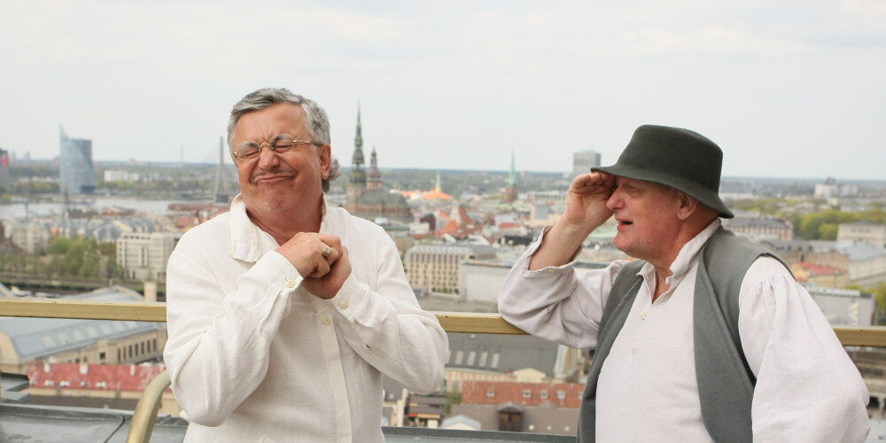 Prieks par atkalsatikšanos! Paukštello, Bērziņš un citi tautā mīlēti aktieri plosās virs Rīgas jumtiem