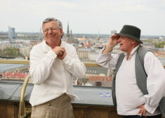 Prieks par atkalsatikšanos! Paukštello, Bērziņš un citi tautā mīlēti aktieri plosās virs Rīgas jumtiem