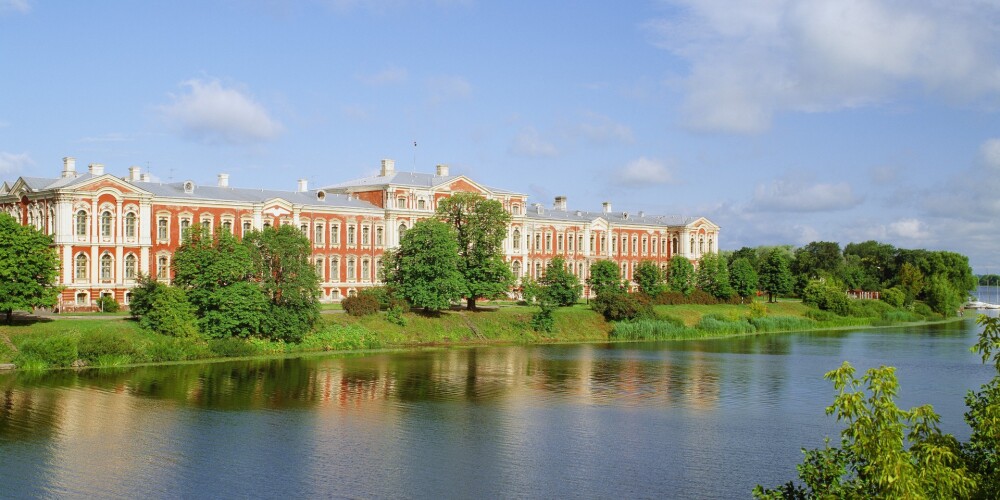 Jelgava ir pilsēta Latvijas centrālajā daļā, Zemgalē, 43 km no Rīgas pie Lielupes un tās attekas Driksas. 13. gadsimta vidū Livonijas ordeņa mestrs Konrāds no Mandernas pavēlēja celt krustnešu pili uz salas starp Driksu un Lielupi (Upmales zemē), lai izveidotu krusta karotāju atbalsta punktu cīņai ar nepakļāvīgajām zemgaļu ciltīm.