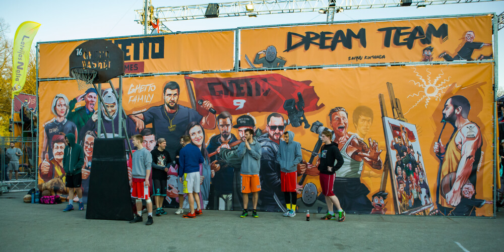 Ghetto aizsākās globālās ekonomiskās krīzes zemākajā punktā, vienā no Rīgas sociāli nelabvēlīgākajiem rajoniem – Grīziņkalnā. Grīziņkalns jau vēsturiski ir darbaļaužu un ielu bērnu rajons, kurā iedzīvotāji pulcējušies vairākos revolucionāros notikumos. Krīzes laikā apstājās daudzas jomas un ienākumu avoti, kas bija labs iemesls sākt darīt lietas, kuras mīlam. Tas bija laiks, kad nomāktos prātus varēja glābt sports – demokrātisks sports, kas neprasa lielus līdzekļus: ielu basketbols, ielu vingrošana, ielu dejas, futbols un citi. Šajā laikā cēli mērķi un sponsori parasti nesatikās. Grīziņkalnā puišeļi skraidīja ar melnām mutēm, pāri ielai stāvēja ielas meitas, un rajons pilns ar dzērājiem. Reāls geto. No tā arī nācis mūsu nosaukums, vienīgi mūsu Ghetto nedegradē – mūsu Ghetto ceļ!