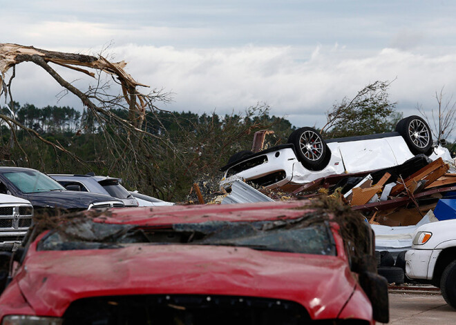 Tornado plosa Amerikas štatus aiz sevis atstājot iznīcību un cilvēku nāves