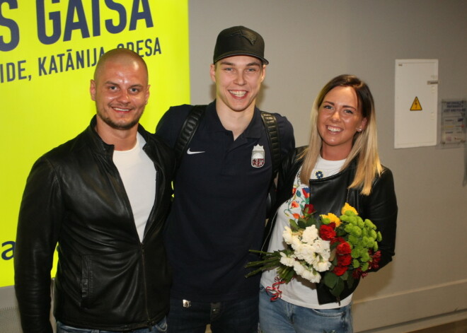 Latvijas hokeja izlasi mājās sagaida kā varoņus