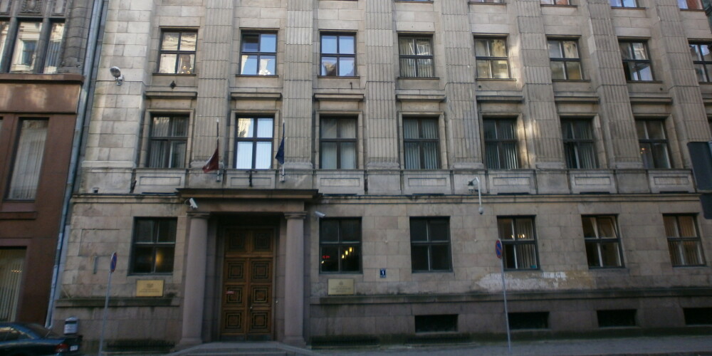 Latvijas Republikas Finanšu ministrija ir vadošā valsts pārvaldes iestāde finanšu nozarē. Tās galvenie uzdevumi ir izstrādāt finanšu politiku, organizēt un koordinēt finanšu politikas īstenošanu un veikt citas ārējos normatīvajos aktos noteiktās funkcijas. Finanšu ministriju politiskā līmenī vada finanšu ministrs. Pirmais Latvijas Pagaidu valdības finanšu ministrs bija Kārlis Puriņš (1918—1919). Par Latvijas Republikas Finanšu ministrijas dibināšanas dienu tiek uzskatīts 1918. gada 19. novembris, kad Tautas padome apstiprināja Latvijas Pagaidu valdības pilnvaras.