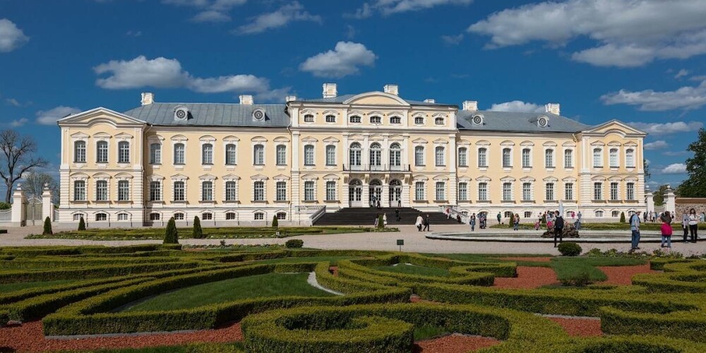 Rundāles pils (vācu: Schloss Ruhental, agrāk saukta arī par Ruhenthal un Ruhendahl) ir nozīmīgākā baroka stila pils Latvijā. Atrodas Rundāles novada Pilsrundālē. Krievijas impērijā strādājošā itāļu arhitekta Frančesko Bartolomeo Rastrelli projektētā pils celta no 1736. līdz 1768. gadam kā Kurzemes un Zemgales hercoga Ernsta Johana Bīrona vasaras rezidence. Rundāles pils ansamblī ietilpst arī saimiecības ēkas un parks.