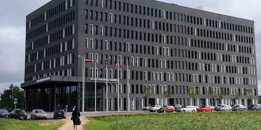 Valsts ieņēmumu dienests (saīsinājums VID) ir finanšu ministra padotībā esoša tiešās pārvaldes iestāde, kas nodrošina nodokļu maksājumu un nodokļu maksātāju uzskaiti, valsts nodokļu, nodevu un citu valsts noteikto obligāto maksājumu iekasēšanu Latvijas Republikas teritorijā, kā arī iekasē nodokļus, nodevas un citus obligātos maksājumus Eiropas Savienības budžetam, īsteno muitas politiku un kārto muitas lietas.