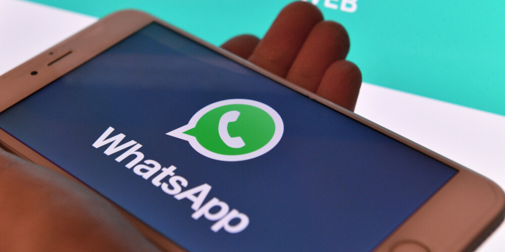 WhatsApp ir tiešsaistes tīkla lietotne viedtālruņiem, kas darbojas kopš 2009. gada, un tai ir aptuveni 1 miljards lietotāju. WhatsApp mītne atrodas Mauntīnvjū, Kalifornijā (Silīcija ielejā), un uzņēmumā ir 55 darbinieki. Kompāniju dibināja Jans Kums (Jan Koum, uzņēmuma vadītājs) un Braiens Ektons (Brian Acton).
