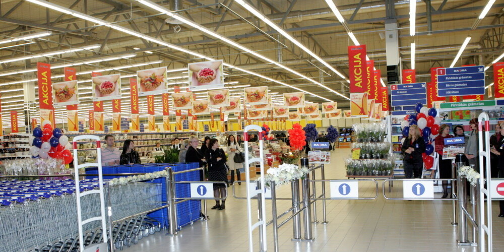 Maxima (ietilpst Maxima Grupė) ir lielākais pārtikas un nepārtikas preču mazumtirdzniecības tīkls Baltijas valstīs, kura vadība atrodas Lietuvas galvaspilsētā Viļņā. Kopš 2005. gada Maxima kā mazumtirdzniecības ķēde ir pārstāvēta arī Bulgārijā. 2011. gadā visās trijās Baltijas valstīs un Bulgārijā Maxima Grupė piederēja 463 veikali un tirdzniecības centri.