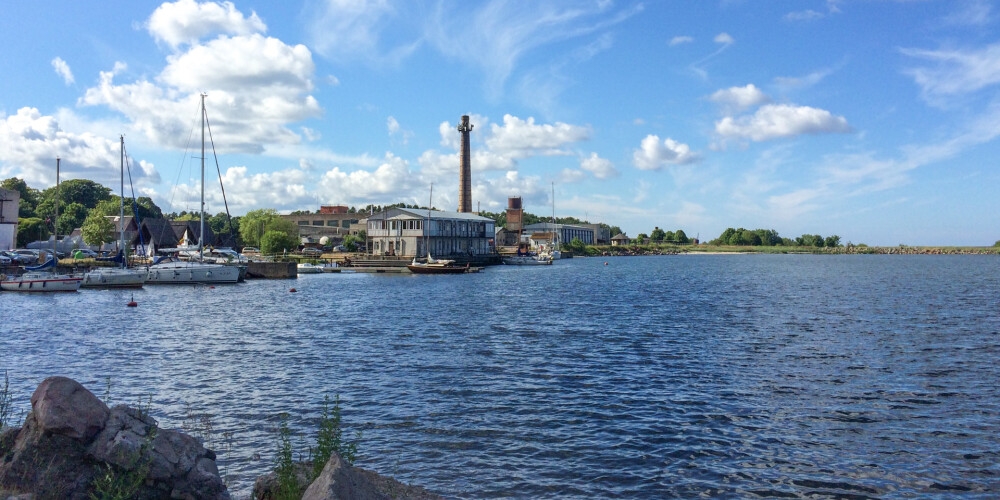 Engure ir ciems Engures novada ziemeļos, Rīgas jūras līča krastā. Engure ir Engures pagasta centrs. 2013. gadā Engurē bija 1572 iedzīvotāji. Netālu no Engures tek Ķīšupīte un Engures upe, 6 km attālumā atrodas Engures ezers, kas ir viens no lielākajiem ezeriem Latvijā. Engurē atrodas Engures osta, pasta nodaļa, pagasta pārvalde, skola, bibliotēka, ambulance, bāka, kultūras nams, veikali, kafejnīca, kempings un netālu no centra arī degvielas uzpildes stacija.