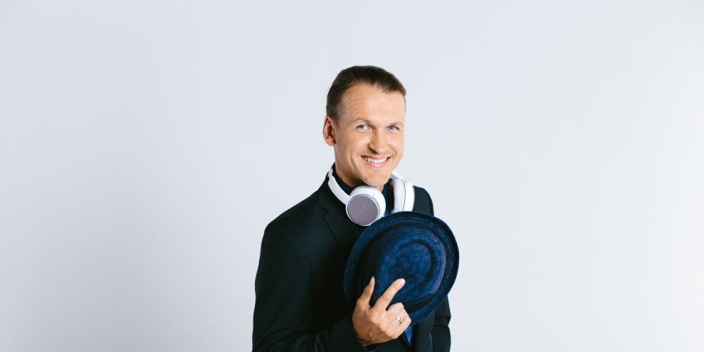 Intars Rešetins (dzimis 1980. gada 1. maijā Valmierā) ir latviešu teātra un kino aktieris. Dailes teātra aktieris kopš 1999./2000.gada sezonas. Mācījies Rūjienas vidusskolā. 1998. gadā iestājies Dailes teātra 8. studijā, kuru pabeidzis 2002. gadā. Ieguvis arī Latvijas Kultūras akadēmijas Humanitāro zinātņu bakalaura grādu mākslās. 2004. gadā saņēmis "Spēlmaņu nakts" balvu nominācijā "Labākais jaunais skatuves mākslinieks". Kā režisors debitējis Dailes teātrī 2014. gadā ar izrādi "Nakts vēl nav galā".