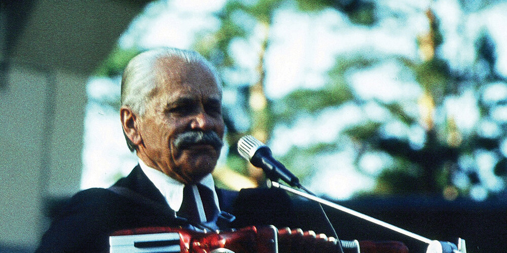 Eduards Rozenštrauhs (dzimis 1918. gada 13. augustā Rīgā, miris 1992. gada 8. martā Rīgā) bija latviešu mūziķis un dziesmu autors. Izglītību ieguvis Rīgas 38. pamatskolā un Rīgas 2. ģimnāzijā, līdz 1940. gadam studējis Latvijas konservatorijā. 1947. gadā sāka darboties Leļļu teātrī kā mūziķis. No 1970. gadiem līdz savai nāvei koncertējis visā Latvijā. Viena no viņa populārākajām dziesmām bija "Zilais lakatiņš".