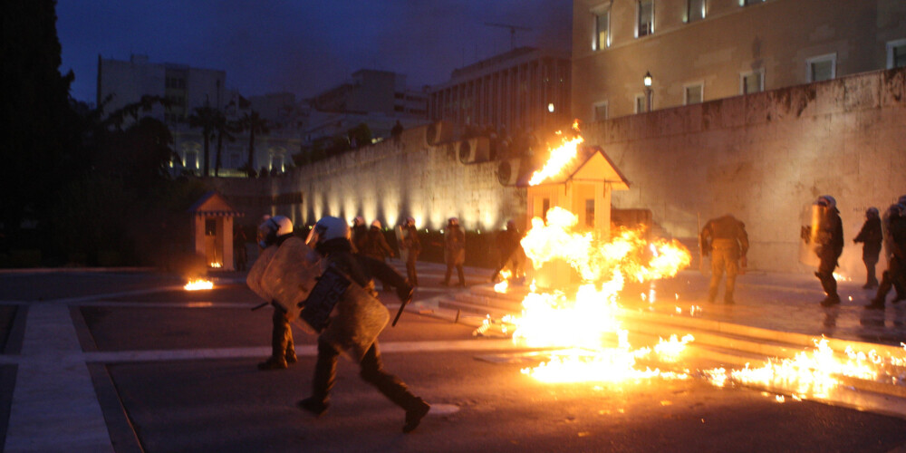 Grieķijā jauni taupības pasākumi. Demonstranti dedzina parlamentu