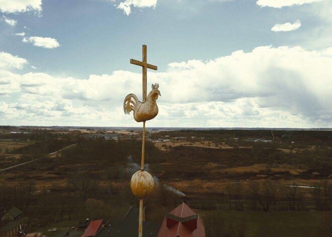 Vērīgie Tukuma viesi pārsteigti - kāpēc sašauts Tukuma baznīcas gailis?