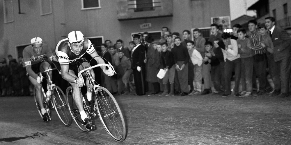 Tour de France ir daudzdienu velobrauciens, kas notiek kopš 1903. gada. Sacīkstes galvenokārt risinās Francijā, bet bieži vien daļēji arī tai tuvākajās kaimiņvalstīs. Tās katru gadu notiek jūlijā, aptuveni trīs nedēļu garumā. Velobrauciens nav noticis tikai no 1915. līdz 1918. gadam (Pirmā pasaules kara dēļ) un no 1940. līdz 1946. gadam (Otrā pasaules kara dēļ).