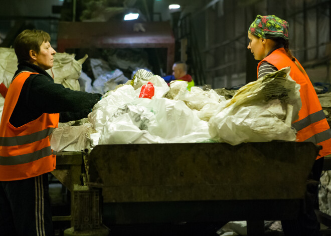 Kā izlietotā plastmasa Olainē iegūst jaunu dzīvi. REPORTĀŽA