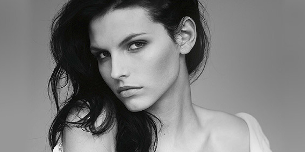 Karlīna Caune ir latviešu modele. Dzimusi 1993. gadā. Bijušā politiķa, Latvijas Ministru prezidenta, partijas „Jaunais laiks” izveidotāja Einara Repšes māsas meita Karlīna Caune ieguva atzinību modes industrijā jau 2010. gadā, piedaloties starptautiskajā modeļu konkursā „Ford Supermodel of the World”.