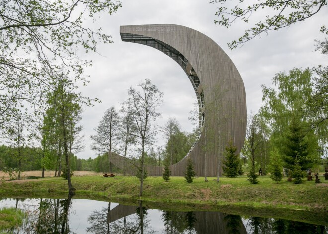 Iespaidīgi! Neparasts skatu tornis Lietuvā, tepat netālu no Latvijas. FOTO