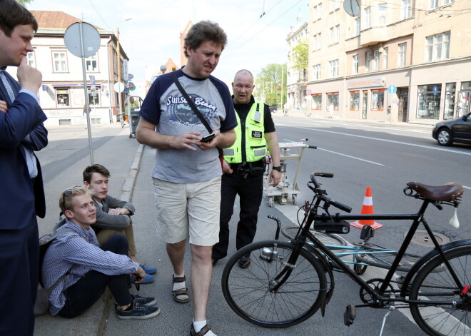 Riteņbraucēji mēģina nepieļaut nesankcionētās velojoslas Brīvības ielas posmā no Artilērijas ielas līdz Palīdzības ielai likvidāciju.