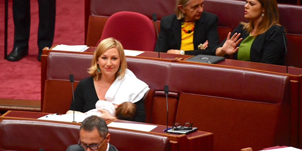Austrālijas parlamentā pirmoreiz publiski ar krūti baro zīdaini