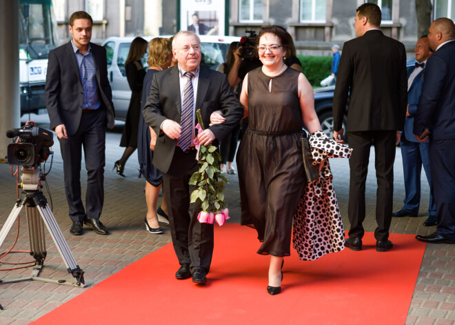 Sarkanais paklājs, greznas kleitas un šampanietis. Seriāla zvaigznes svin „UgunsGrēks” noslēgumu. FOTO