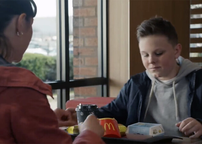 Makdonalds šokē ar reklāmu, kurā dēls sēro par mirušo tēvu