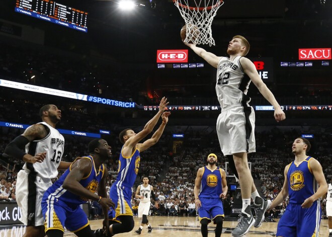 Dāvis Bertāns iepriecina NBA ar žilbinošu "slam dunk", viņa "Spurs" gan neuzvar