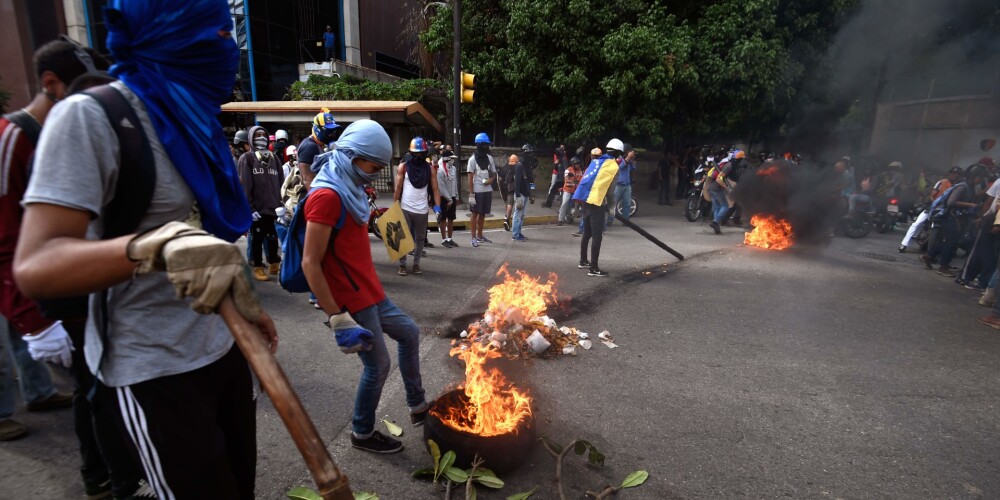Venecuēlā 200 000 cilvēku iziet ielās, protestējot pret prezidentu Maduro