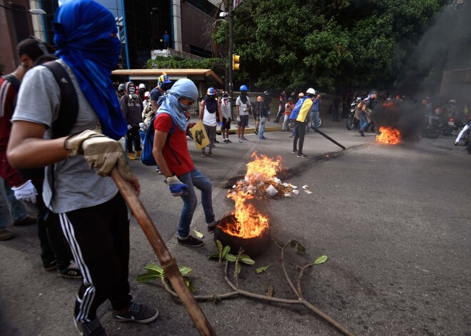 Venecuēlā 200 000 cilvēku iziet ielās, protestējot pret prezidentu Maduro