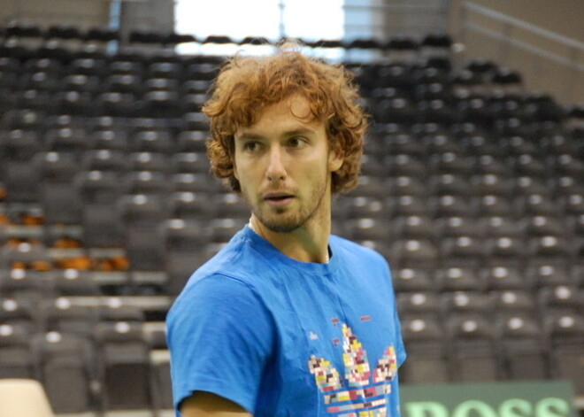 Ernests Gulbis saderinājies ar krievu modeli